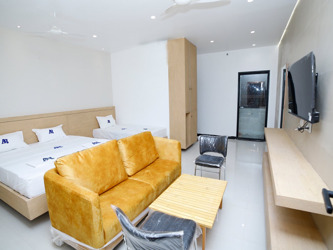 Deluxe Double Coat Room